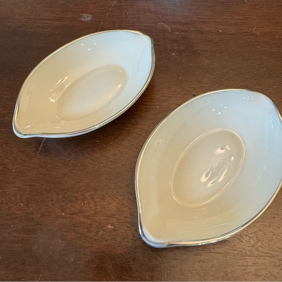 Lenox Olympia Lemon Shaped Ivory Color with Platinum Trim Trinket Dish - Picture 3 of 14